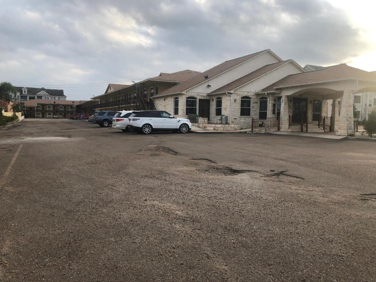 American Inn And Suites Victoria Exterior photo