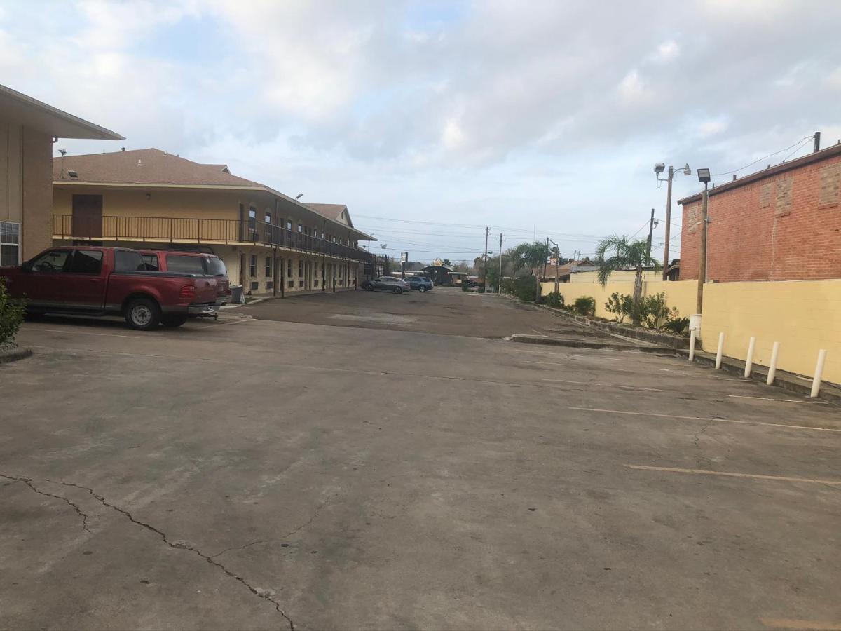 American Inn And Suites Victoria Exterior photo